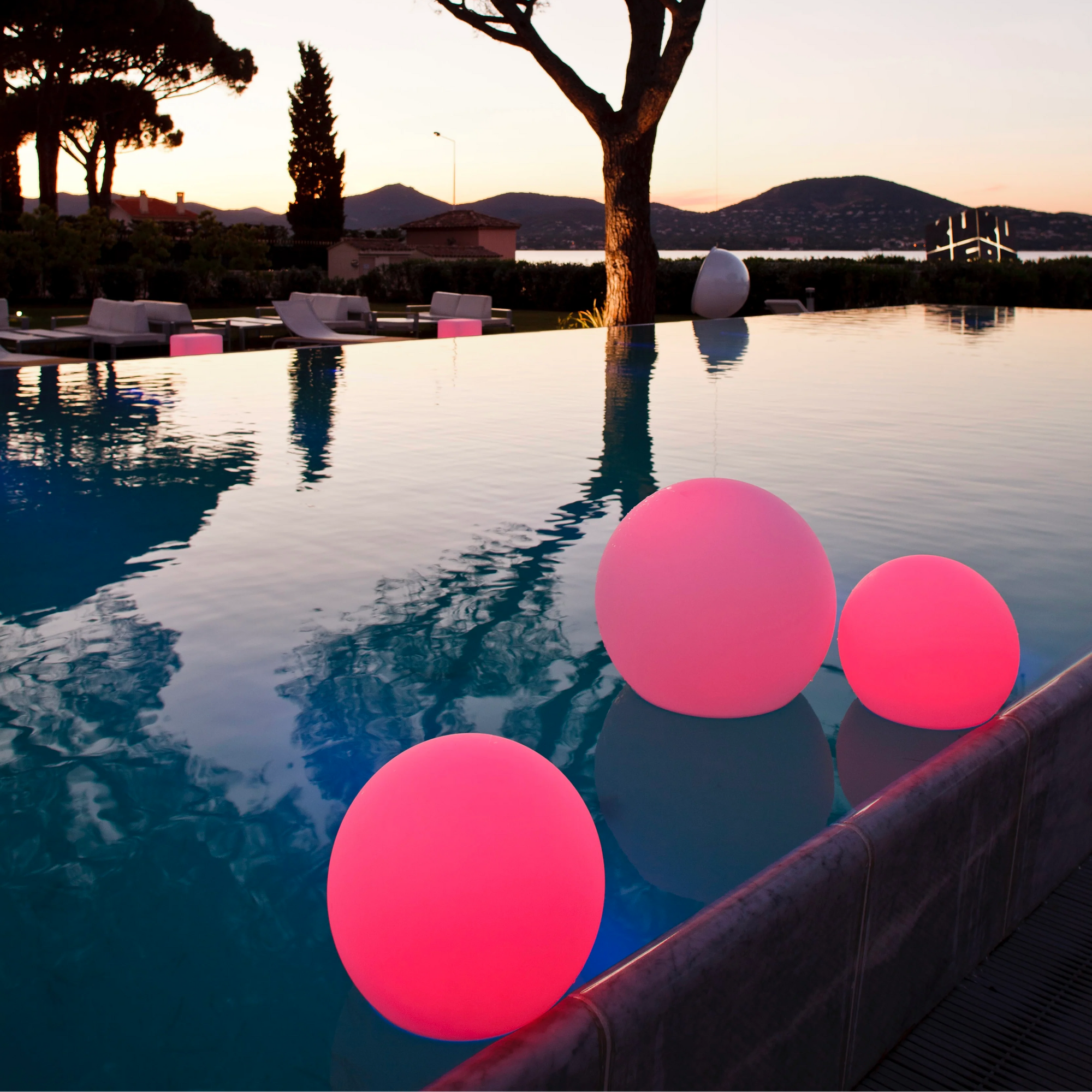 Luminous Sphere Garden Light